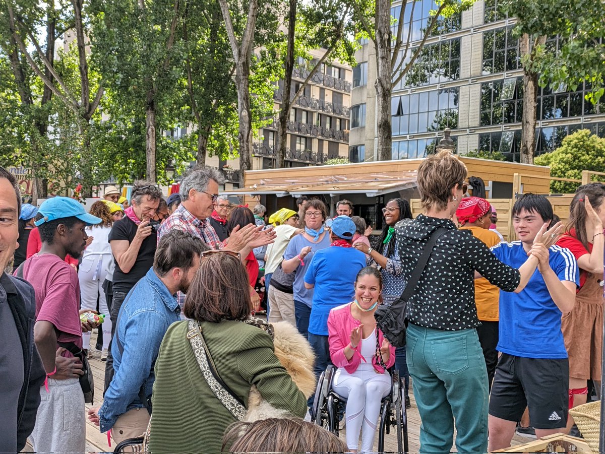 FrancoisDagnaud's tweet photo. Nouvelle édition du Bal arrangé à la guinguette de #ParisPlages Bassin de la Villette. Quand personnes valides et non-valides partagent piste et danses, chacun apprend de l'autre. Merci aux organisateurs @JohanAmselem ! https://t.co/llEvbh33MU