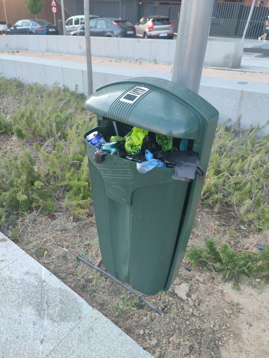 rockmeral7's tweet photo. VERGONZOSO @Lineamadrid @MADRID @telemadrid  papeleras sin recoger días y dias en toda la zona nueva Mahou-Calderon y Paseo Imperial, parques, pisos nuevos y cero limpieza https://t.co/K9XfNNSZIj