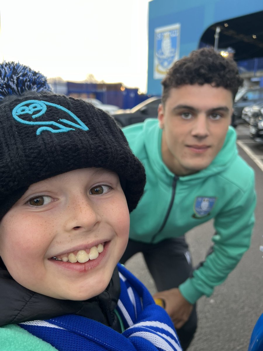 Gotta love an owl  school showing off the tree carving in Suffolk🦉 <a href="/swfc/">Sheffield Wednesday</a> <a href="/O22IE_OWL/">Ozzie Owl 💙</a> <a href="/BarneyOwl67/">Barney Owl SWFC</a> <a href="/bazzabannan25/">Barry Bannan</a> <a href="/Baileycadz/">Bailey-Tye Cadamarteri</a> <a href="/James_Beadle61/">James Beadle</a> @WindassJnr