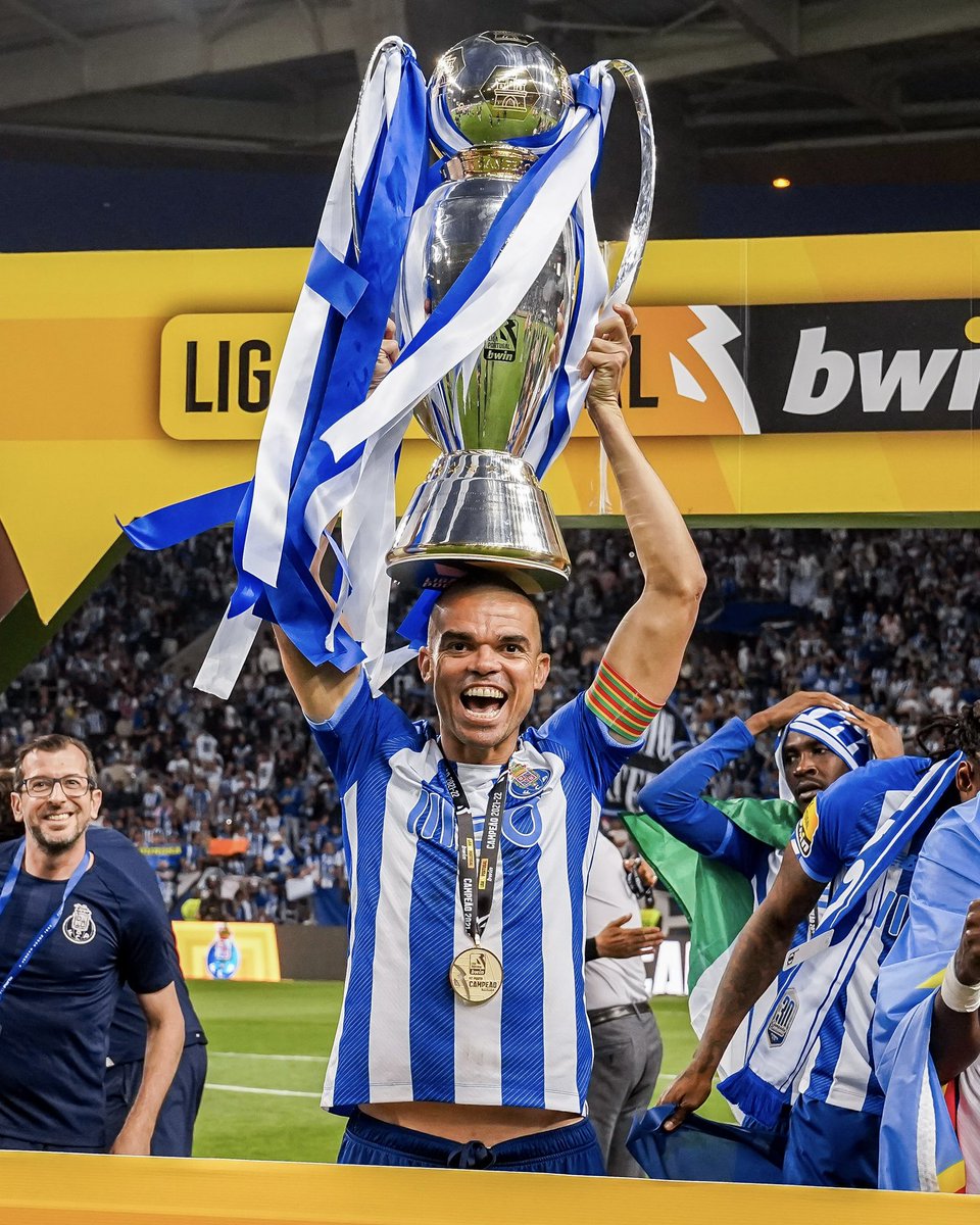 FCPorto's tweet photo. A história fala por si 💙

#L3NDA https://t.co/kUnGsXgBhs