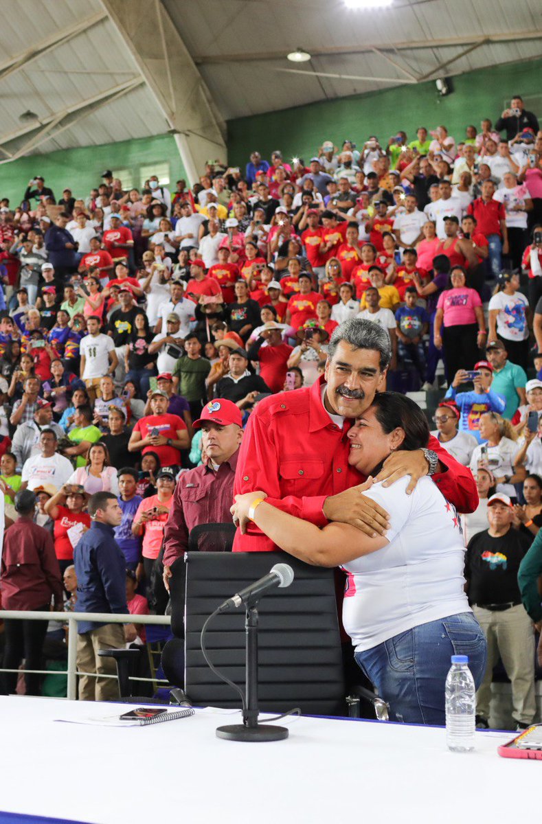 #DeInterés📷| “Un abrazo a todos, a todas, poder comunero de la Patria, que emoción estar acá en el Complejo Ferial Bicentenario de Barquisimeto. Hay voceros, voceras, líderes, lideresas de todo el país”, destacó el presidente <a href="/NicolasMaduro/">Nicolás Maduro</a>, desde el Complejo Ferial Bicentenario