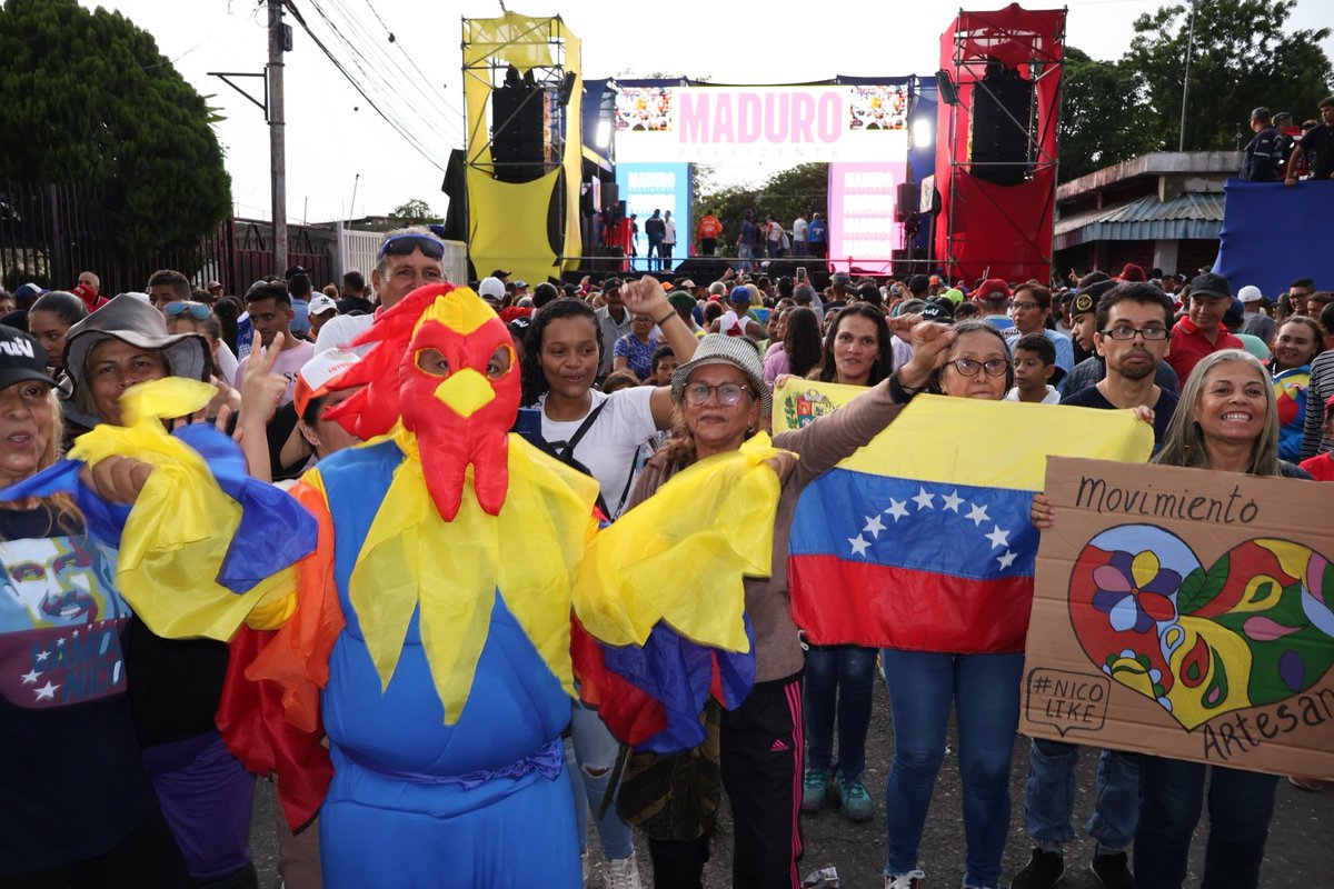🚩Iribarren 
Pueblo patriótico de Iribarren desbordó las calles de la combativa parroquia Unión, en apoyo al candidato de la paz y de las victorias, Nicolás Maduro, con firmeza y convicción desde Barquisimeto,  se defiende la Patria. #VenezuelaSoberanaYPlena