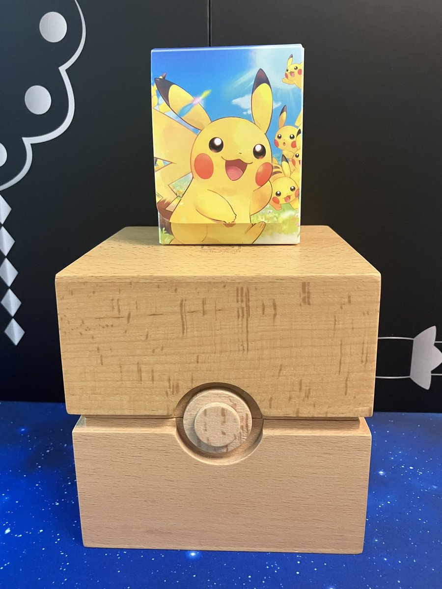 cfm_hobby's tweet photo. ポケモンカードゲーム中国1周年記念デッキケース、デカ過ぎて重過ぎる…！！
木製で重量なんと1,195g。
公式でこれ以上重いデッキケースあるかな？ https://t.co/HR0kyYyGLj