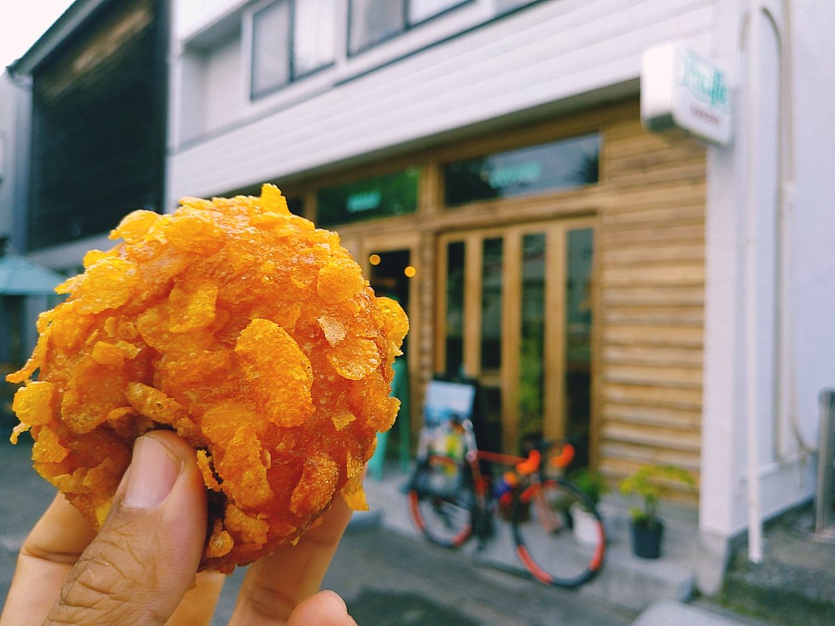 beyan88's tweet photo. お!七里ヶ浜の坂を登った先にパン屋発見🤗
カレーパン🍛🍞の具は自家製か🤔
こりゃ当たりなパン屋で、テンション⤴️⤴️
#pacificbakery
https://t.co/ZEp9wklMAQ https://t.co/DZQrvkjZ69
