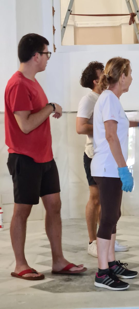 ¡Esta mañana un grupo de hermanos se ha puesto manos a la obra 🧹🧼 para limpiar a fondo el Santuario de la Virgen de Flores 🌸🕊️! Gracias a su dedicación y esfuerzo 💪, muy pronto nuestra Patrona podrá volver a tener sus cultos ordinarios en su sede 🙏