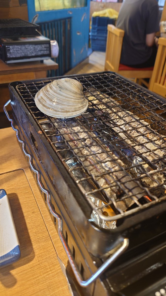 caster9314's tweet photo. 朝から都会でホンビノス貝を焼いてます。 https://t.co/fl92NNTUy7