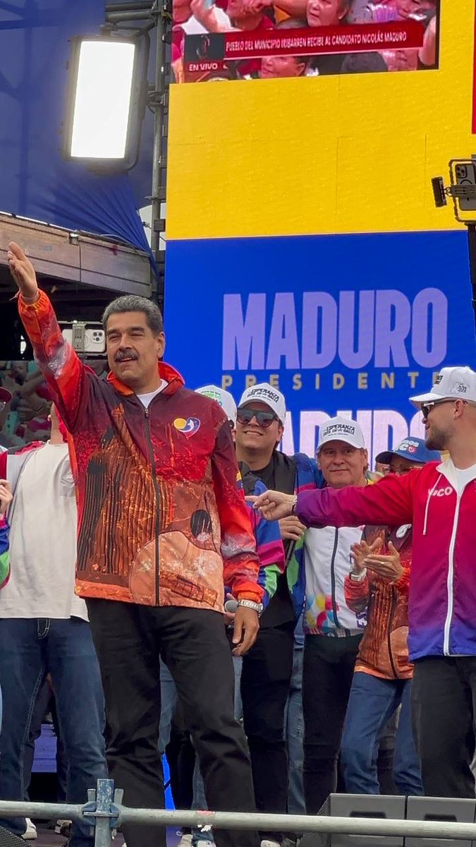 #6Jul 
#MaduroEnLara
"Vengo a llenarme con la fuerza de este pueblo combatiente", expresó el presidente <a href="/NicolasMaduro/">Nicolás Maduro</a> durante la concentración en el municipio #Iribarren 
<a href="/AdolfoP_Oficial/">Adolfo Pereira Gobernador</a>
<a href="/jorgerpsuv/">Jorge Rodríguez</a> 
<a href="/PartidoPSUV/">PSUV</a>