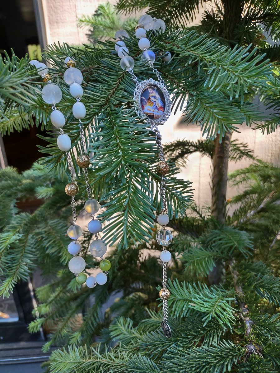CosmicVHSTape's tweet photo. Small reminder I take rosary and bracelet C0mmissi0ns! You can find my commissions carrd here! (Or in my bio!) ->>  https://t.co/aK3TL9VQw4 https://t.co/iyCv3HzbUk