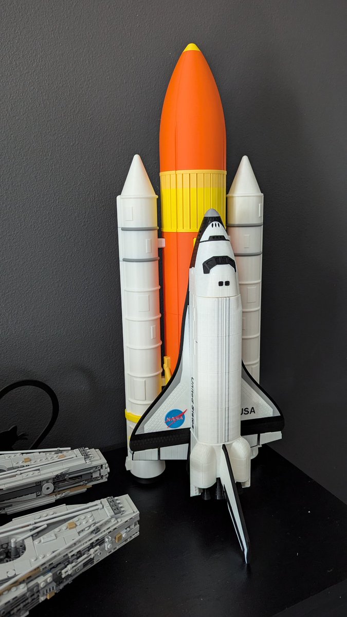 JulioPastro's tweet photo. Space Shuttle Endeavor. https://t.co/EbjQ8lEA1V