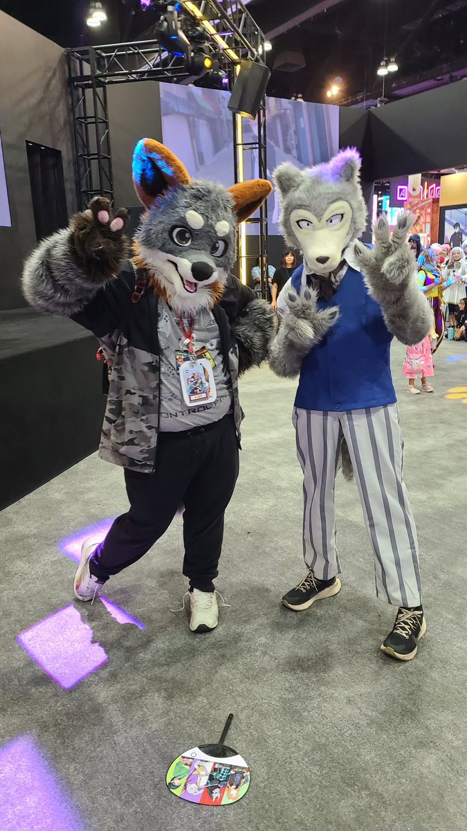 Phant0mFox's tweet photo. LOOK WHO I MET AND DANCED WITH

#AnimeExpo #AnimeExpo2024 #furry #fursuit https://t.co/HsOBdBNY1Z