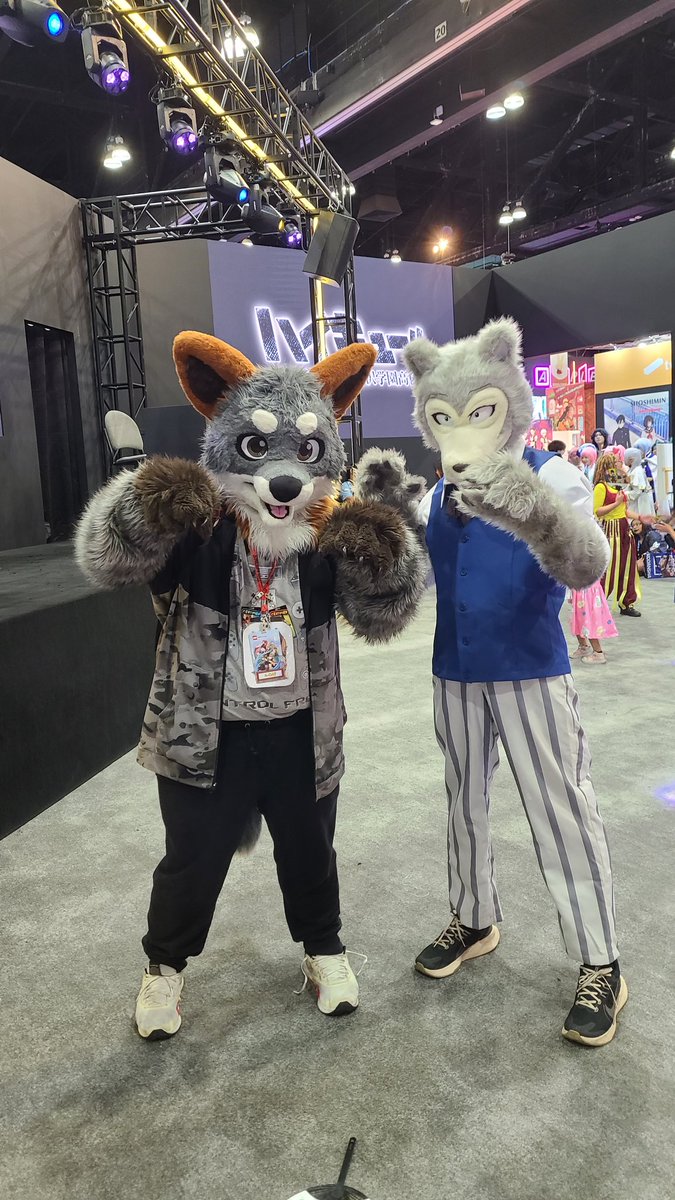 Phant0mFox's tweet photo. LOOK WHO I MET AND DANCED WITH

#AnimeExpo #AnimeExpo2024 #furry #fursuit https://t.co/HsOBdBNY1Z