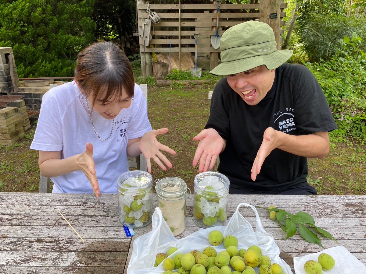 satonote_radio's tweet photo. オハサト～！

#ドクトル西野 と #高橋万里恵 の名コンビ
AuDee版 #サトノート 更新しました🫡

今日のワクキーは
『うめぇ😍梅ジュースをつくろう～！』

きみつのさんぽ道で梅の実を収穫！
梅シロップ作りをサクッと行いました！
聞いてね↓
https://t.co/ecqpZ7sukF

#里山ゼロベース #satonote https://t.co/eZ4JQox0JP