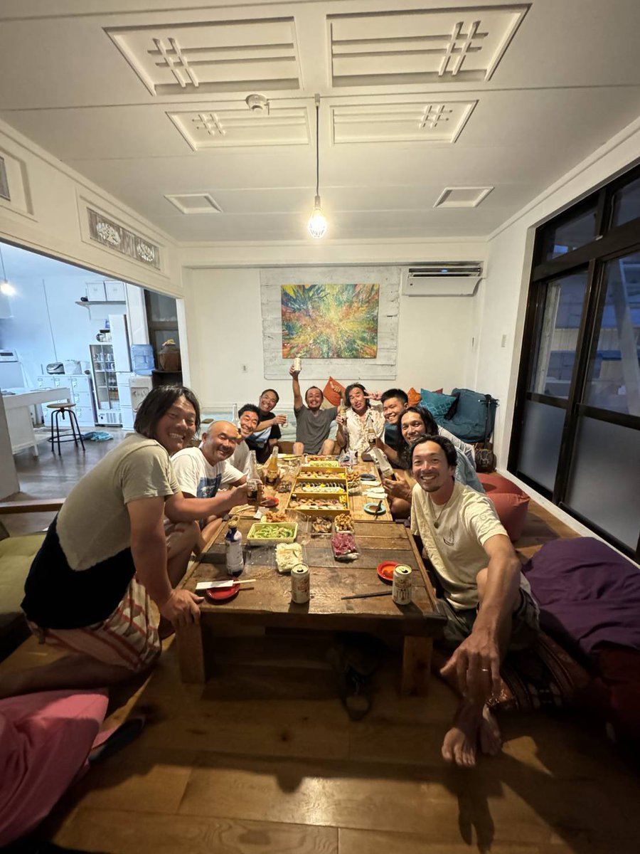 yoshiro34's tweet photo. 石垣―佐良浜　サバニ渡海ご報告

6月25日石垣島発―多良間島着(50km)　6時間30分
6月26日多良間島発―佐良浜着(60km)　11時間

無事に石垣島から佐良浜まで、サバニで渡ってくることができました。
応援してくださった皆さん、本当にありがとうございました。
特に、石垣島でサバニを作り、そして佐良浜まで一緒に漕いで来てきてくださった吉田サバニ造船の吉田さんはじめ、石垣島のメンバー。
経由地である多良間島で、宿をご提供いただいただけでなく、懇親会や食事の手配までしてくださった波平雄翔さんはじめ、多良間島青年会及び自治会の皆様。
さらに、入港にあたり色々と手配いただいた川満組合長はじめ、伊良部漁協の皆様。
本当に多くの皆様のご協力、応援によって、無事に航海を終えることができました。
ありがとうございました。

私たちは、これからこのサバニを使って、伊良部島の子どもたちが、１年に１回、自分たちのチカラで池間島までサバニで渡る活動ができるようにしていきたいと考えています。
もちろん、安全管理の面や運営資金等、課題はたくさんあります。
しかし、この小さな一歩を、確実に次の一歩につなげていきます。
そのためには、皆さんのご支援、ご協力が必要です。
まだまだ小さな活動ではありますが、諦めず、できることを確実に進めて参りますので、これからもぜひ応援よろしくお願いします。

今回、応援していただいた皆様への感謝と、無事に航海を終えましたご報告をさせていただきました。
誠にありがとうございました。

一般社団法人かりゆしゃ　代表理事
佐良浜楽団アーグ　団長
半場吉朗

※8月17日には第2回佐良浜盆踊りを計画しております。これについては、改めて皆様に、ご寄付、ご協賛をお願いさせていただきたいと考えております。
ぜひ、よろしくお願いします😁✨