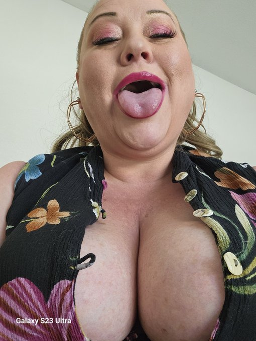 So I was fired from my job...what job do you think I would be good at??? https://t.co/Bvwobgd1uk<a href="/tag/feetworship"class="tags"><span>#feetworship</span></a>