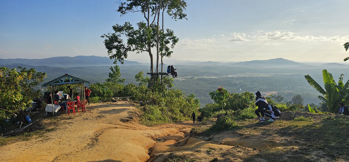 Saida_CFPCertTm's tweet photo. Done hiking pagi ni.
Bukit Jelutong di Hulu Terengganu :)
Rugi balik tak ke pantai, selepas ini.
Esok drive balik Klang Valley seorang + anak-anak.
Husband enjoy vacation overseas trip.

Life means enjoying your great time with your loved ones.

#nostress
#nonumbers
#healthymind https://t.co/J0jS5qbobX