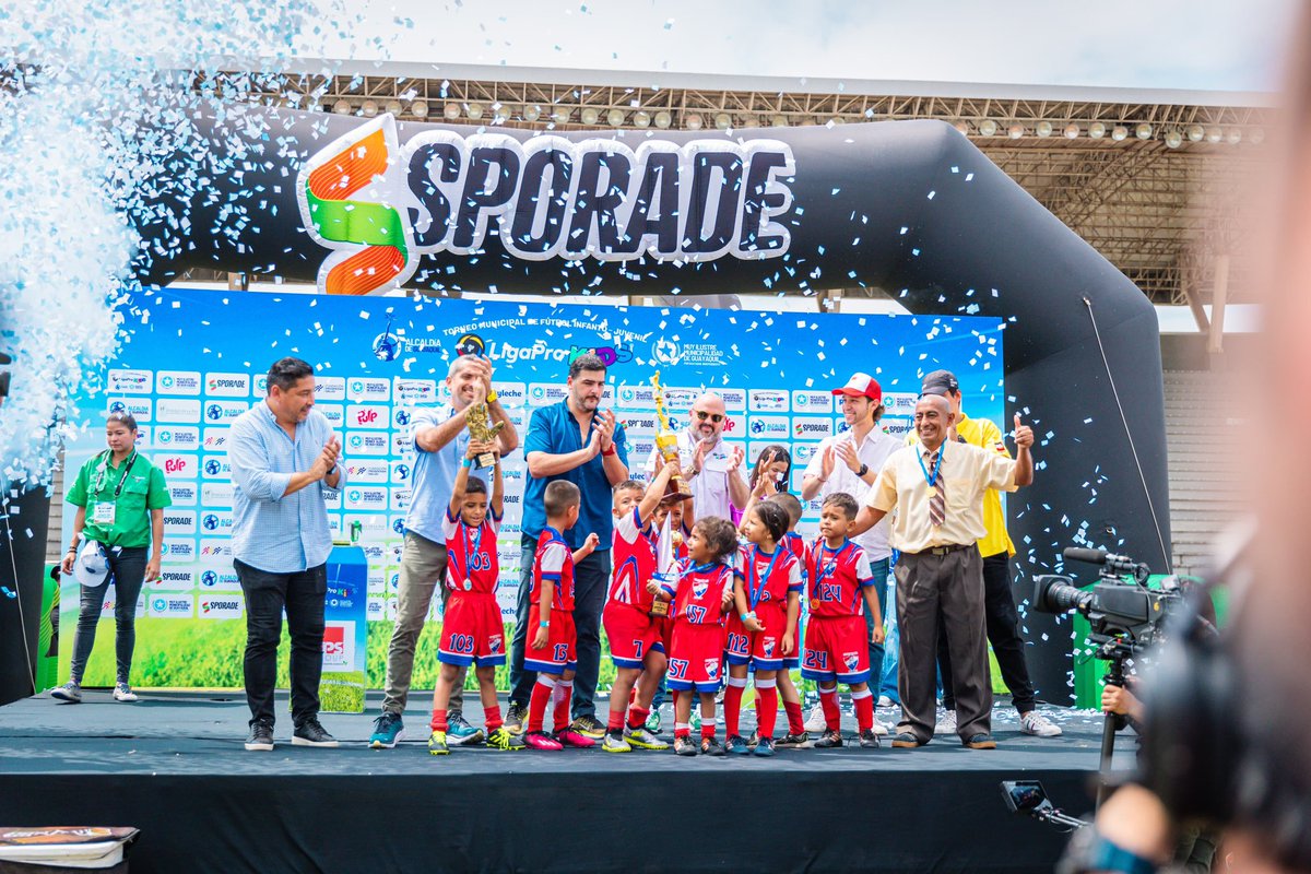 miguelloor's tweet photo. Hoy terminó el torneo de LigaPro Kids. 

Un torneo de casi 14.000 niños, jugado en toda la ciudad de Guayaquil que albergó a chicos y chicas de más de 8 provincias. Un torneo que rompió récords históricos de asistencia y que hoy contó con una producción audiovisual de primer nivel. La verdad algo sorprendente.

Estamos muy agradecidos con la @alcaldiagye, el Alcalde @aquilesalvarez, @Rauli_Chavez, @Alfredo_PG, todos los Concejales de la ciudad y los funcionarios de la Muy Ilustre Municipalidad de Guayaquil. Igualmente con la Dirección de Deportes @CarlosMoranJ, @chinogomez14, y todo el equipo. Lo que hicieron y hacen por estos niñas y niños guayaquileñas es digno de destacar. Familias enteras disfrutando de ver a estos pequeños competir no tiene precio. Esa felicidad y esa emoción es gracias a ustedes que creyeron en nosotros. 

Gracias a nuestros partners y auspiciantes. ¡A todos! GPS Group, Sporade, Pulp, ReyLeche, Parque de la Paz, Mc Donalds, Pastelería Adriana, Pony Malta, República del Chifle y Lord Chocolate. GRACIAS!

También quiero felicitar y destacar a todos los colaboradores de LigaPro liderados por @jorgeeguezg, a todos sin excepción, de verdad muchas gracias! Vino a darnos una mano hasta el Director Regional @AndresBaez1689, GRACIAS!. Un agradecimiento especial al Director del torneo @joffreparedes y todo el equipo de LigaPro Kids y Fundación LigaPro por hacer algo de primera, la excelencia es algo que hoy demostraron todos. Estoy muy orgulloso de corazón, que cracks son. 

Y por último, a las estrellas del torneo. A los casi 14.000 niñas y niños que participaron, no saben lo felices que nos hicieron durantes estos meses. Verlos competir, ganar, perder, llorar, reír, fue algo increíble. Su felicidad y alegría es la nuestra. Gracias a los padres, abuelas, tíos, hermanos, todos los que acompañaron a estos pequeñines merecen un reconocimiento. 

Estamos contentos y orgullosos de lo conseguido. Muchas gracias de corazón!

@LigaProFund 
@LigaProEC