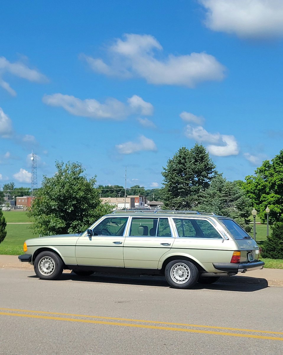 vwcampmobile's tweet photo. We took an unplanned drive with the Mercedes into Iowa this morning. It was such a nice day. We decided to keep driving west until we crossed the Mississippi River and then back home. 1982 Mercedes 300TD

#mercedes300td #w123 #300td #300d #mercedesbenz #mercedesw123 #mercedes https://t.co/wfWyrg8aZE
