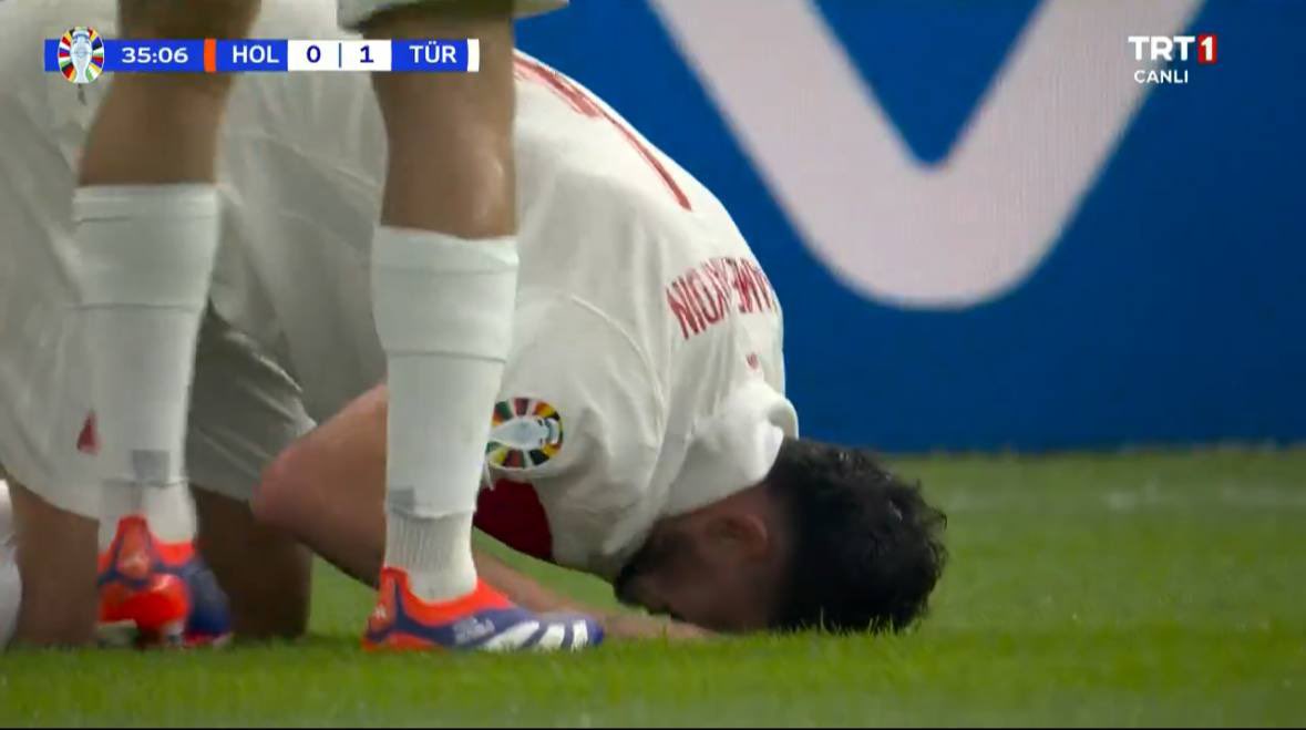 🔴 Milli futbolcu Samet Akaydın, gol sonrası secdeye gitti.