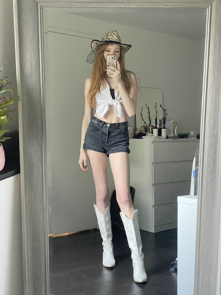 first day of stampede yesterday, what do y’all think of my cowgirl fit? 🐄