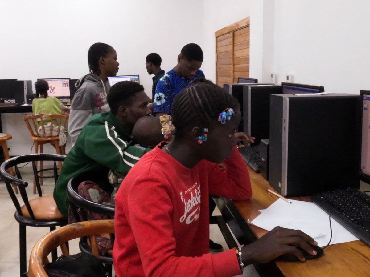 #SummerMakerStage | Première semaine de stage pour nos jeunes makers !

Pendant que la team Kid se prépare à créer un jeu interactif en point &amp; click pour revivre l’histoire fascinante des Amazones du Dahomey, la team Junior affine ses compétences pour construire des robots DIY.