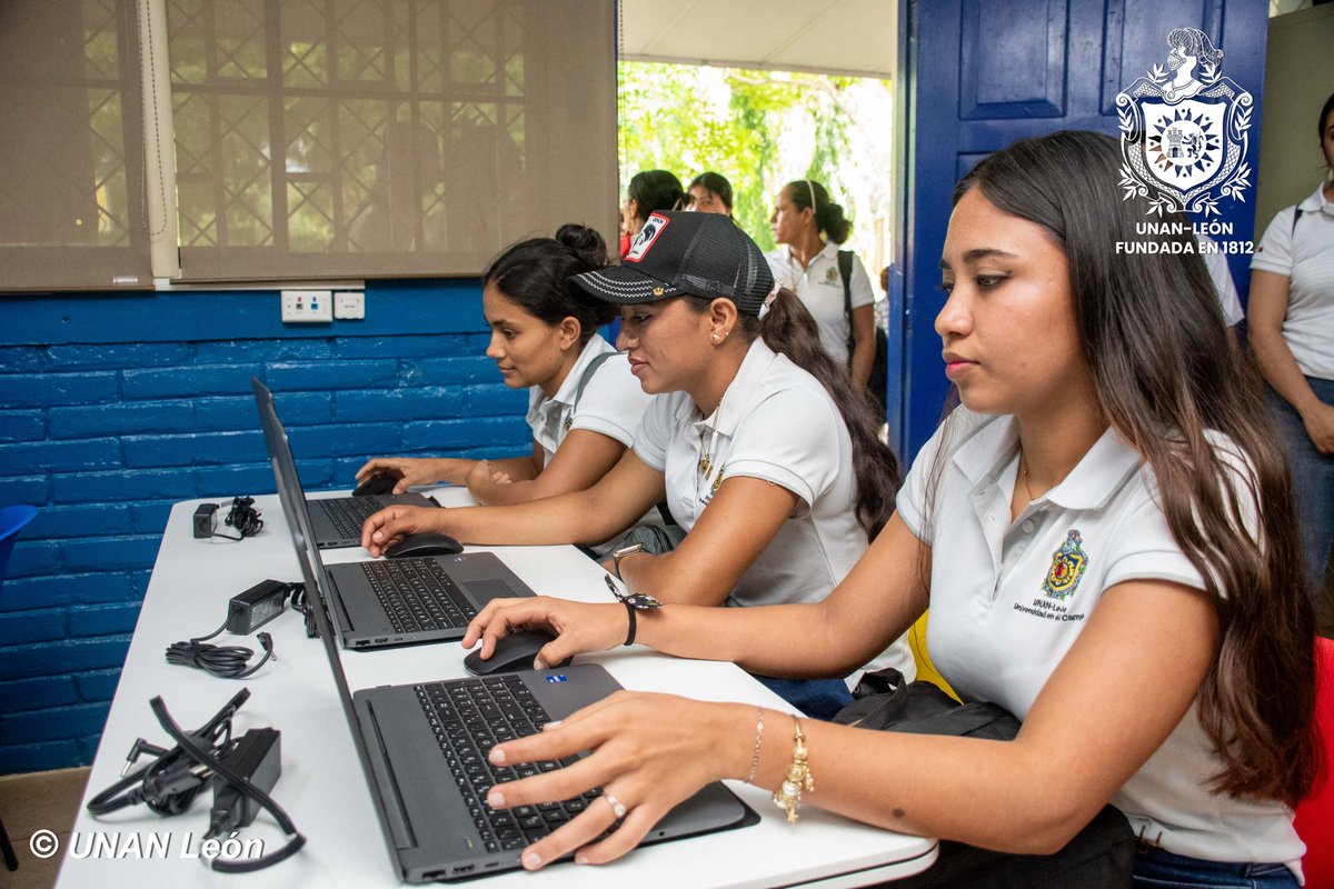 unanleon's tweet photo. Como parte de las buenas políticas educativas Revolucionarias, la UNAN-León inauguró el Aula de Tecnologías de la Información y la Comunicación (TIC) en la Universidad en el Campo, núcleo educativo San Jacinto, la cual lleva por nombre "Silvio José Valencia Donaire" quien era originario de la comarca San Jacinto del municipio de Telica y fue asesinado por la Dictadura Somocista en Nueva Guinea en 1987. Esta aula atenderá a 330 protagonistas de todas partes del municipio de Telica la cual proporciona un ambiente propicio para el aprendizaje práctico y la investigación innovadora.