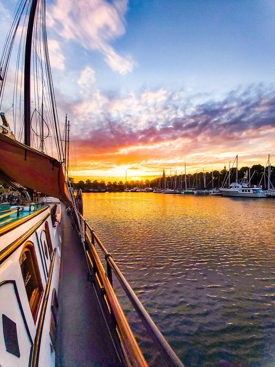 Farbenspiel nach dem Sturm... 😍🌅
#LaBohème #Segeln #IJsselmeer #Medemblik #HollandSail #oceanlovers #sailorslife