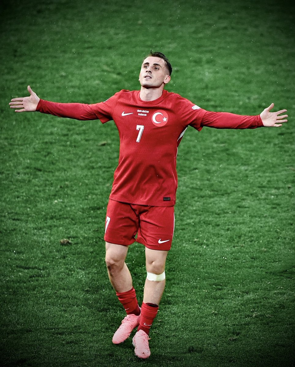 Senin kadar hakkı yenen bir futbolcu yok Kerem Aktürkoğlu. Ağzı süt kokan Semih’e yapılan yangının %10nu sana yapılmadı. Sıfır katkı veren Kenan sahada bu adam kulübüde gerçekten yazık.