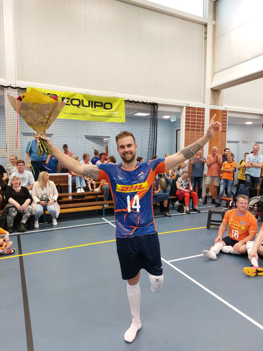 Vandaag wonnen we van Frankrijk (3-0), verloren we van Kazachstan (0-3) en speelden 'vriendschappelijk'  tegen de Italianen (3-0 winst). Maar ook werden Robin (100 interlands) en Loek (300 wedstrijden) gehuldigd.
Morgen spelen we om  11.00 uur om de 5e plaats tegen Oekraïne.