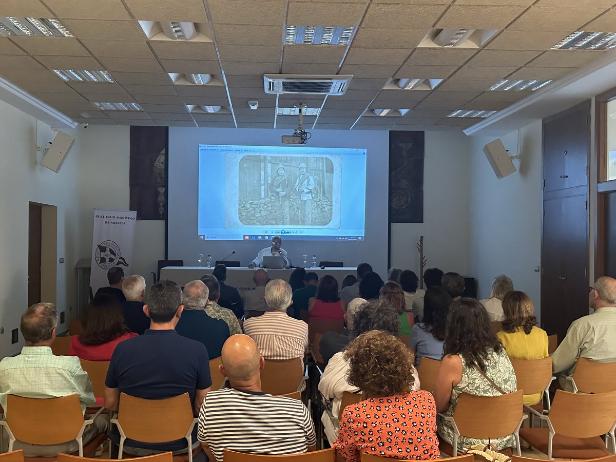 maritimomelilla's tweet photo. Inaugurada la exposición “Una mirada a Melilla en blanco y negro”, en la que se recojo el trabajo realizado por el fotógrafo Manuel J. Soria durante el siglo pasado.

Su hijo ha realizado previamente una charla explicando el contenido de la exposición. https://t.co/89j24kbEj8