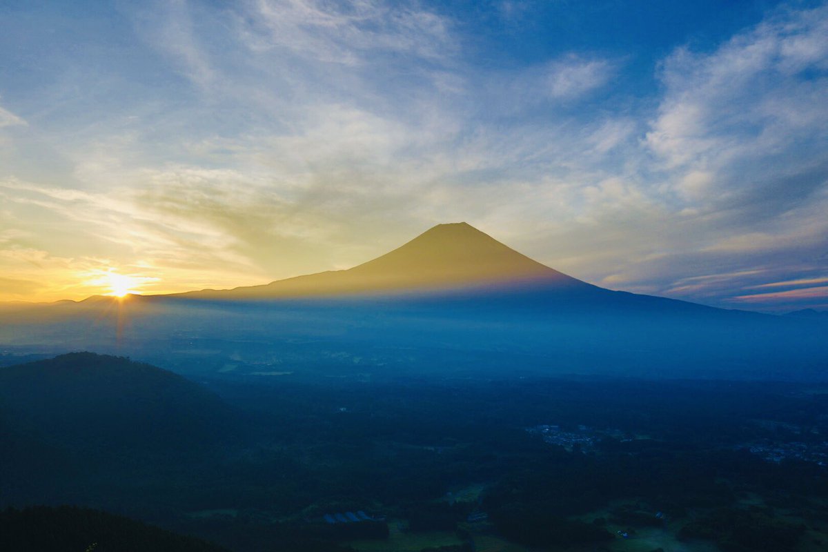 imaik2's tweet photo. 富士山🗻の左側の裾野から日の出を迎えて、富士山がツートンカラーとなり終了です。😅 https://t.co/6WZH1qBlBf