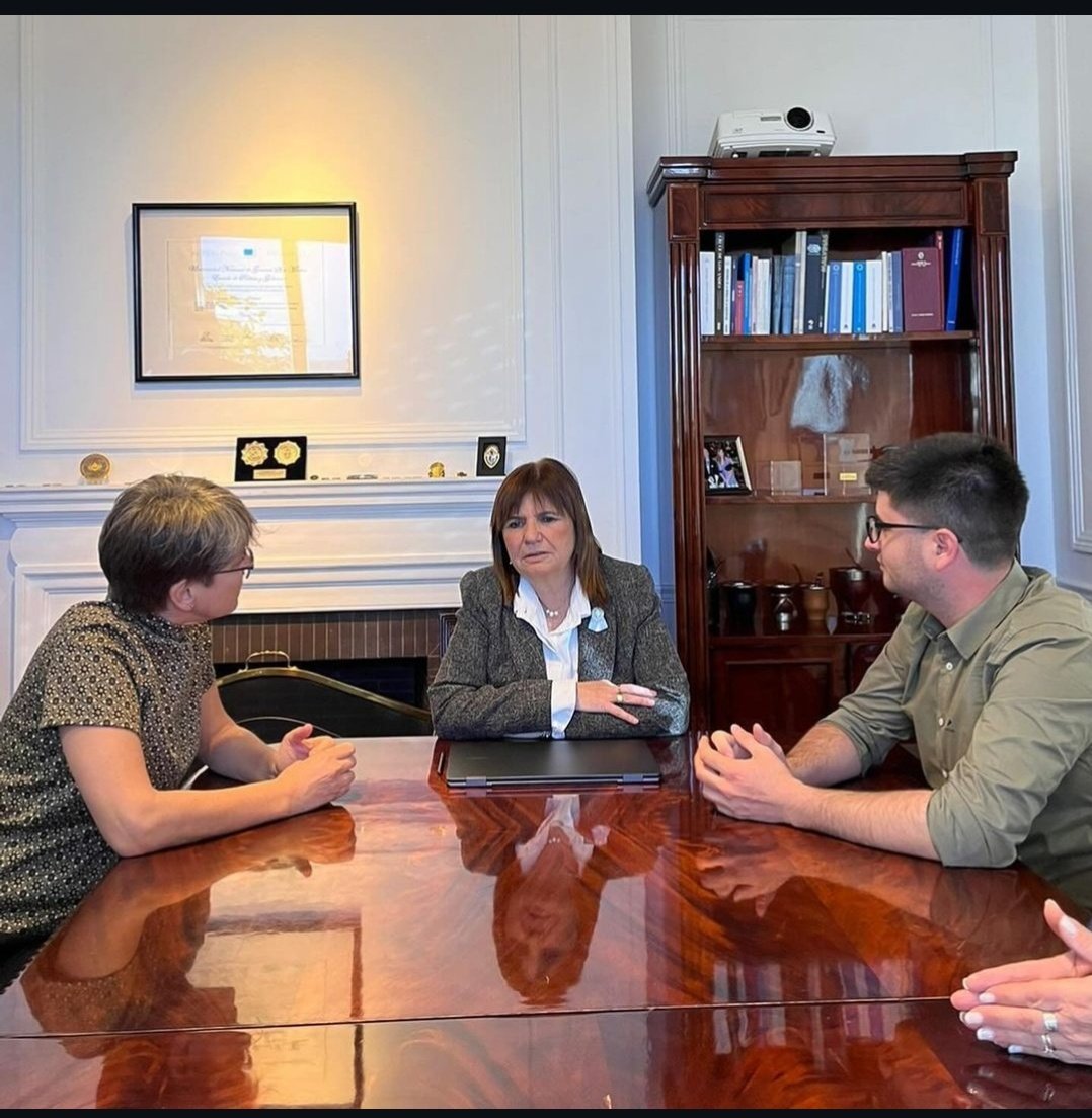 Le agradecemos muchísimo a la Ministra de Seguridad Patricia Bullrich, al Secretario de Seguridad Néstor Majul y al Subsecretario de Programación Federal Martin Matzkinm por esta enriquecedora reunión.
