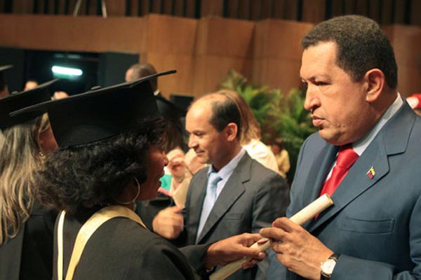 SocialesVIPI's tweet photo. La #UNELLEZ #VIPI alza su voz en contra de la privatización de la educación, una propuesta que atenta contra el derecho fundamental al conocimiento. ¡No a la mercantilización del saber! #EducaciónGratuita #VenezuelaSoberanaYPlena
@Adan_Coromoto @UnellezOficial_ @vipiprensayrrpp https://t.co/SHCc0y75VC