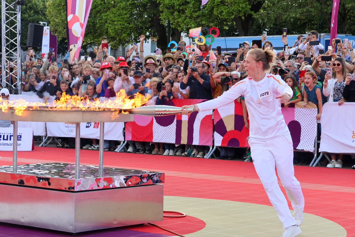 Quelle journée historique pour la <a href="/VilledeVernon/">Ville de Vernon</a> ! Plus de 21 000 personnes ont vibré avec la flamme, du Skate Park à la place de la République. Un grand merci à tous les participants pour cette réussite flamboyante ! 🎉🔥😊