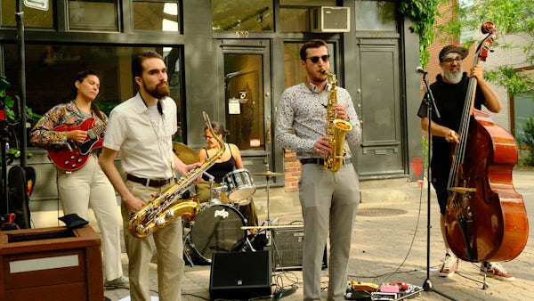 AvenueDuluth's tweet photo. 🎶 Sur l'Avenue Duluth, nos musiciens font vibrer la rue ! Venez profiter de leurs talents et laissez-vous emporter par la musique. 🎷🎸
#avenueduluth #mtlmoments #mtllife #plateaumontroyal #montrealmoments #mtlphoto #mtlblog #montreal #exploremontreal #streetphotography #mtlart https://t.co/qoa9EI7V8G