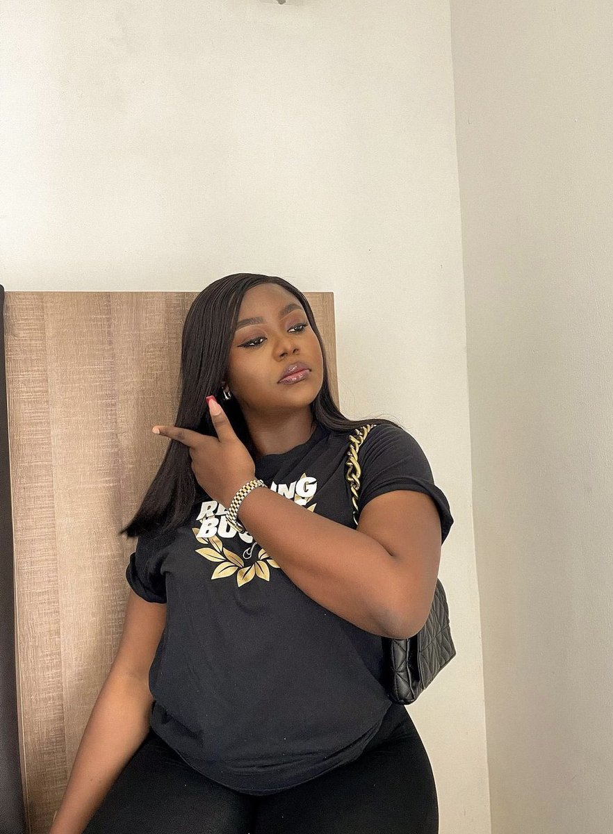 Mscheekarrr's tweet image. To eat this night and forfeit flat stomach or sleep hungry and wake up to a flat tummy 

#decisionsdecisions 😭