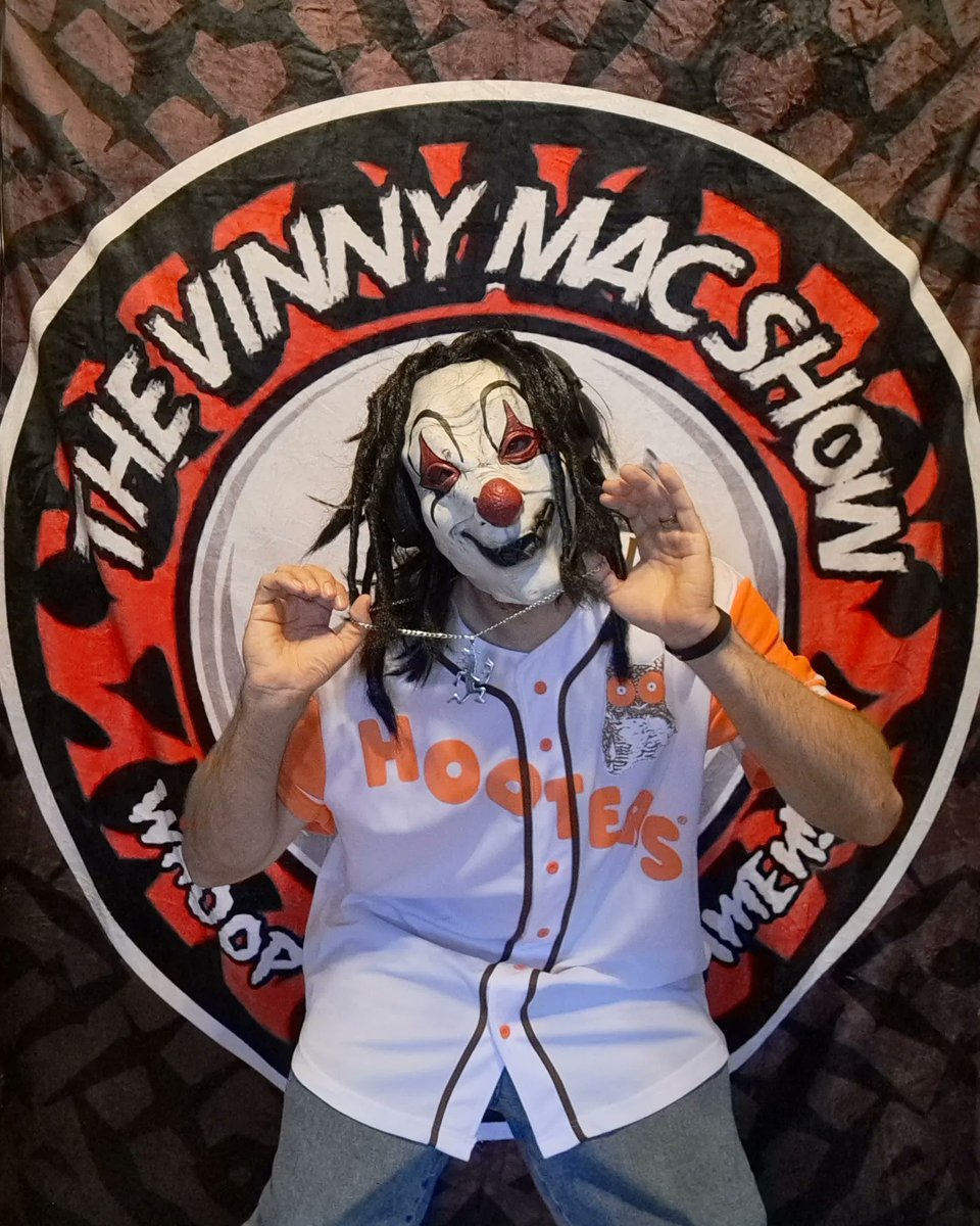 kep_vince's tweet photo. #whoopwhoopamen Fun Photography in my @Hooters jersey. Keep it #fun & #wicked Whoop Whoop & Amen! #photography #vinnymac https://t.co/UaW8NkNDoQ