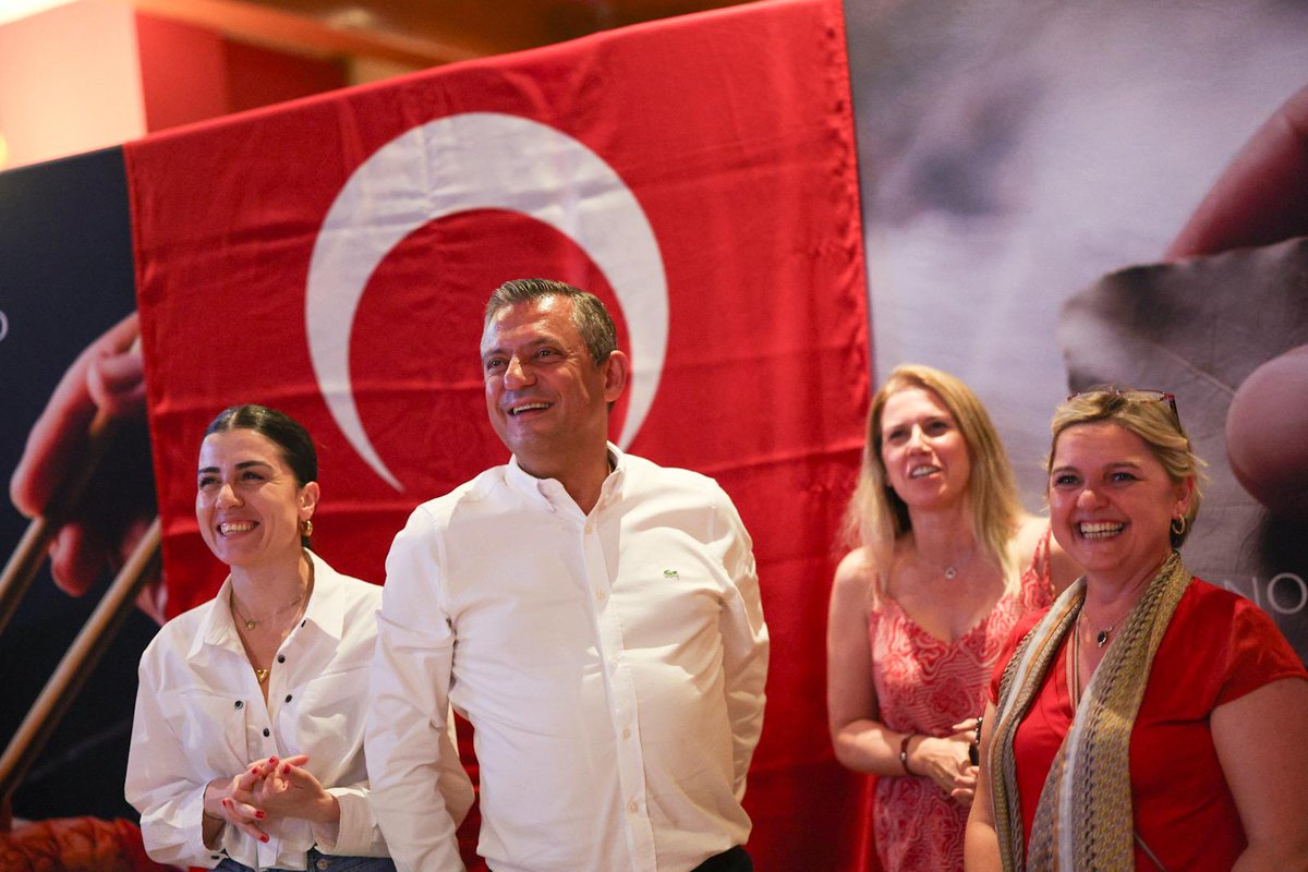 eczozgurozel's tweet photo. Romanya’da olsak da kalbimiz Milli Takımla.
Haydi #BizimÇocuklar 🇹🇷 https://t.co/akIAPrhISF