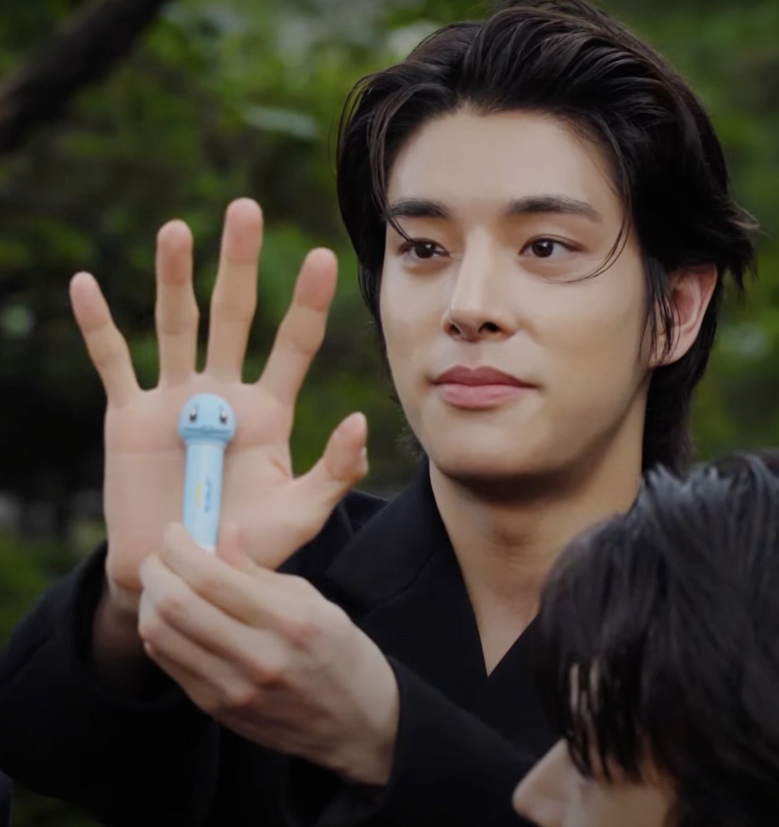 i4hoonu's tweet image. mostrei pro meu irmao a foto do jake segurando esse pokemon aí e ele lembrou que tem um igual versao pikachu, pediu pra tirar foto e falou "vc pode mandar pro jake?" como se fosse fácil assim 🫠