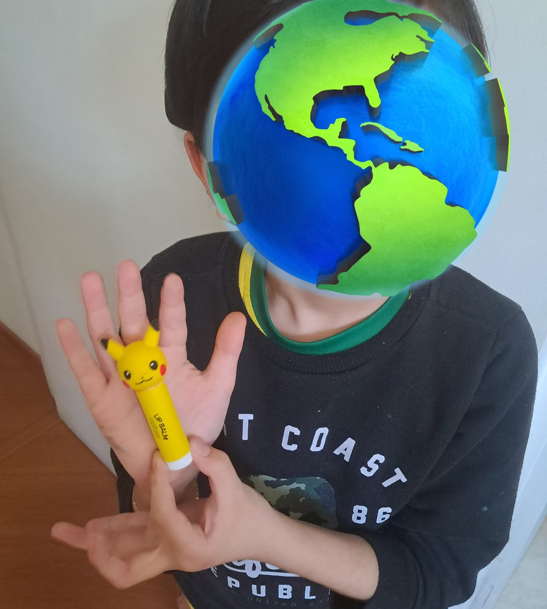 i4hoonu's tweet image. mostrei pro meu irmao a foto do jake segurando esse pokemon aí e ele lembrou que tem um igual versao pikachu, pediu pra tirar foto e falou "vc pode mandar pro jake?" como se fosse fácil assim 🫠