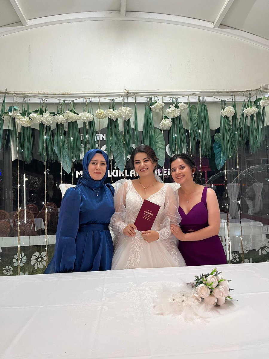 Hep depresyonlarıma şahit olan arkadaşlarımı bu sefer mutluluğuma şahit yaptım. Pişman değilim 😂