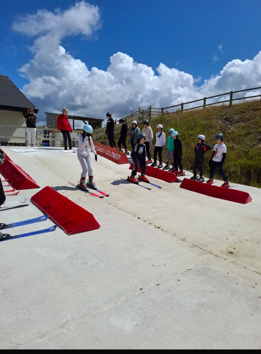 pentrelanguages's tweet image. Llawer o hwyl  penwythnos yma gyda blwyddyn 8 a 9 yn Llangrannog. 

Lots of fun this weekend with year 8 and 9 at Llangrannog.