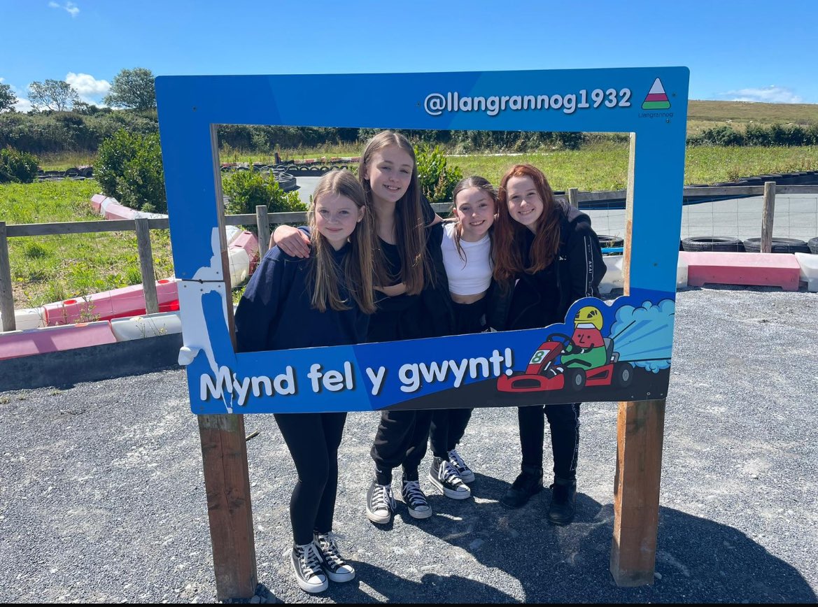 pentrelanguages's tweet image. Llawer o hwyl  penwythnos yma gyda blwyddyn 8 a 9 yn Llangrannog. 

Lots of fun this weekend with year 8 and 9 at Llangrannog.