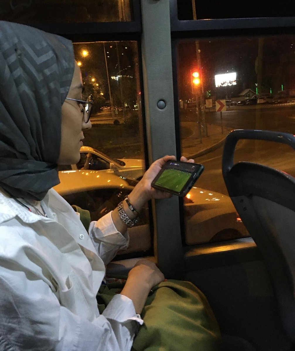 bize otobüste bile maç izleten hayat daha neler yapmaz ki kızlar