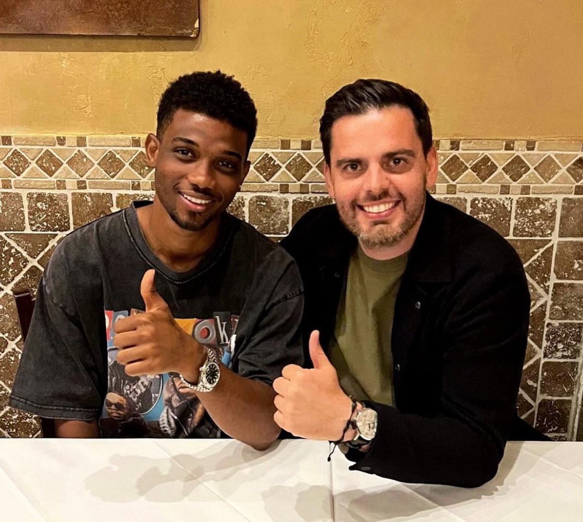 🔴 Man United’s Amad Diallo signs with new agent, now with Leaders — same agency as Alejandro Garnacho.

Here’s Diallo with agent Carlos Cambeiro.