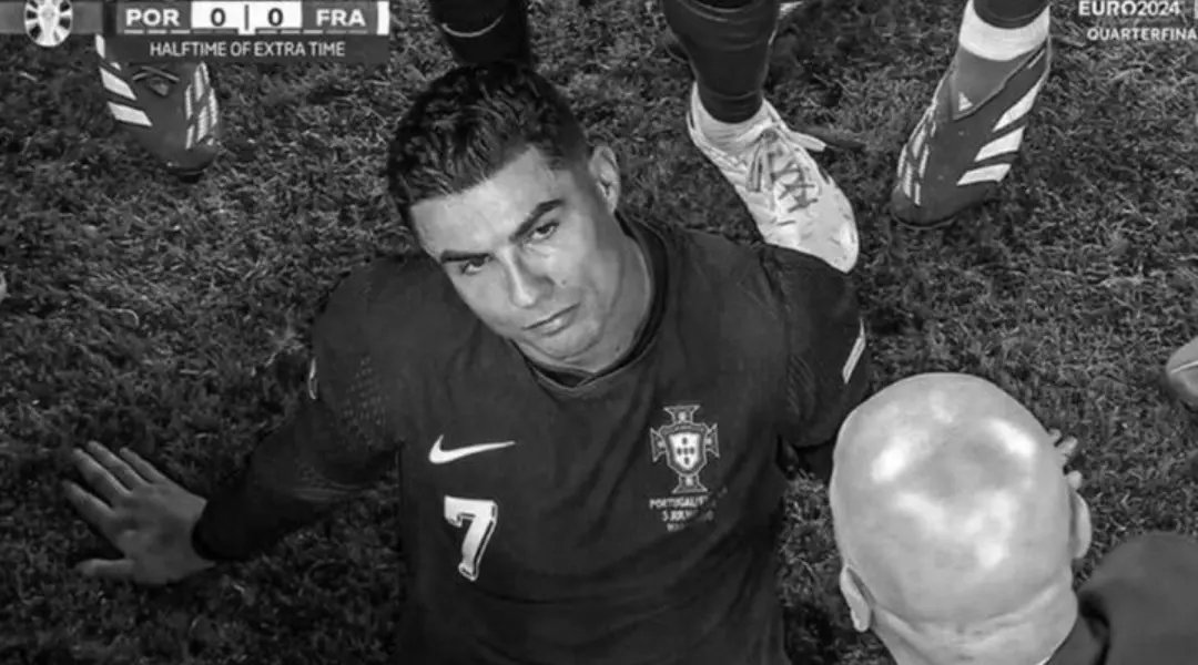 tftxr's tweet image. لقد رأيت الثقبّ في سَفينتِكّ مُنذ اليوم الأول للرحلة ،وحتى في نهاية مسيرتك ولكنني قررتّ
الإبحار معك ظَنًّا بِأن الحُبّ يصنَعّ المُعجزاتّ!

نُصف التاريخ أنت يا كريستيانو ونصفها الآخر كرة قدم! بَلّ يكاد بأن تكون أنت تاريخ الكرة ،
يا رونالدو! خلفك دائمًا ما دام عمرك الكروي لم يَفنى.