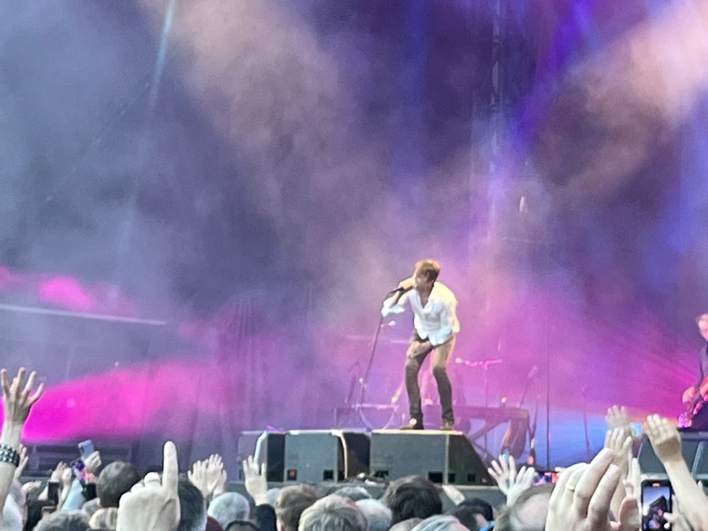 mclwbb's tweet photo. Suede. Manics next. https://t.co/wHiwCtoNX1