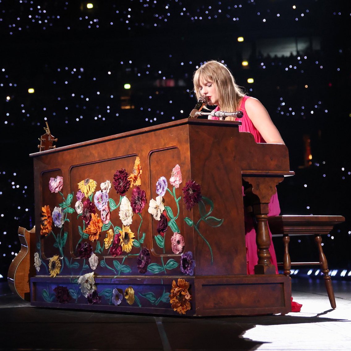 tswifterastour's tweet image. 🚨| Taylor Swift performs "Mary's Song (Oh My My My)" from "Taylor Swift (Debut)” as the second surprise song for Day 3 of ‘The Eras Tour’ in Amsterdam, Netherlands!
#TSTheErasTour #AmsterdamTSTheErasTour

"You get bonus points if you know the words to this song"
