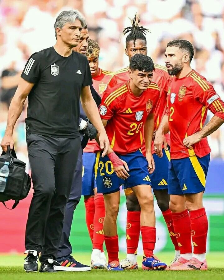 la_liga_fr's tweet photo. 🚨 Si la blessure de Pedri dure plus de 28 jours, l'UEFA commencera à verser des compensations à Barcelone. Ce sera de 20.548 € par jour jusqu'à ce qu'il récupère. 🇪🇸 https://t.co/2TtlvrzCDp