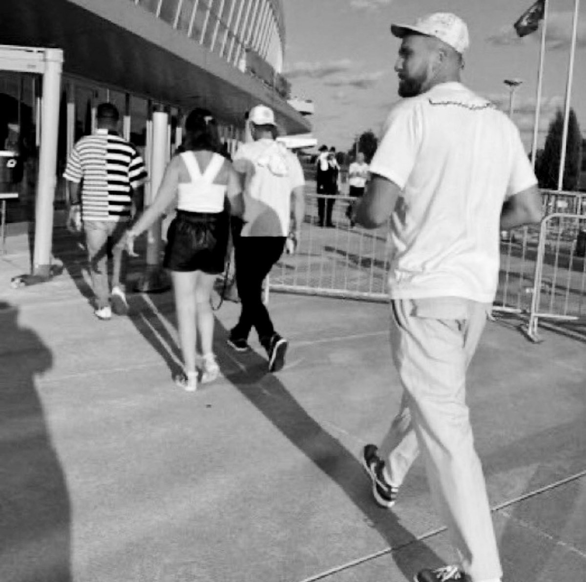 jshannon9684's tweet photo. 364 days ago, Travis walked into Eras w a bracelet, a plan, and Pat and Brittany Mahomes. He watched the show but left w the bracelet. Then started the manifestation. Today, he sits in VIP, singing every word w Pat and Britt again, except now he walks out w our girl so in love. https://t.co/3jPg2rpIhg