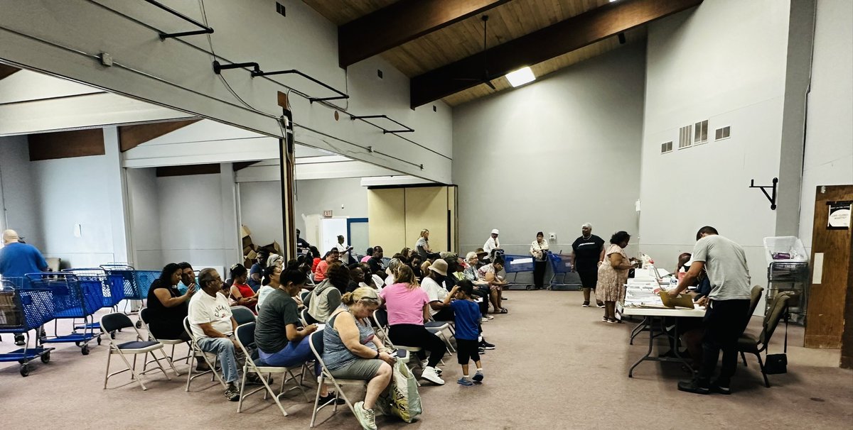 FaithMovers's tweet photo. Today our “neighbors” (guests) were surprised with a treat when they arrived for Faith Mart!!
In addition to FREE FOOD (fresh produce, meat, and dairy) it was: A Clothes, Shoes and Jewelry Giveaway-ALL FREE!!!
OUTREACH IS OUR PILLAR!!!
#DoingGoodInTheHood #FMC #FaithMart https://t.co/0DY7FJSLJv